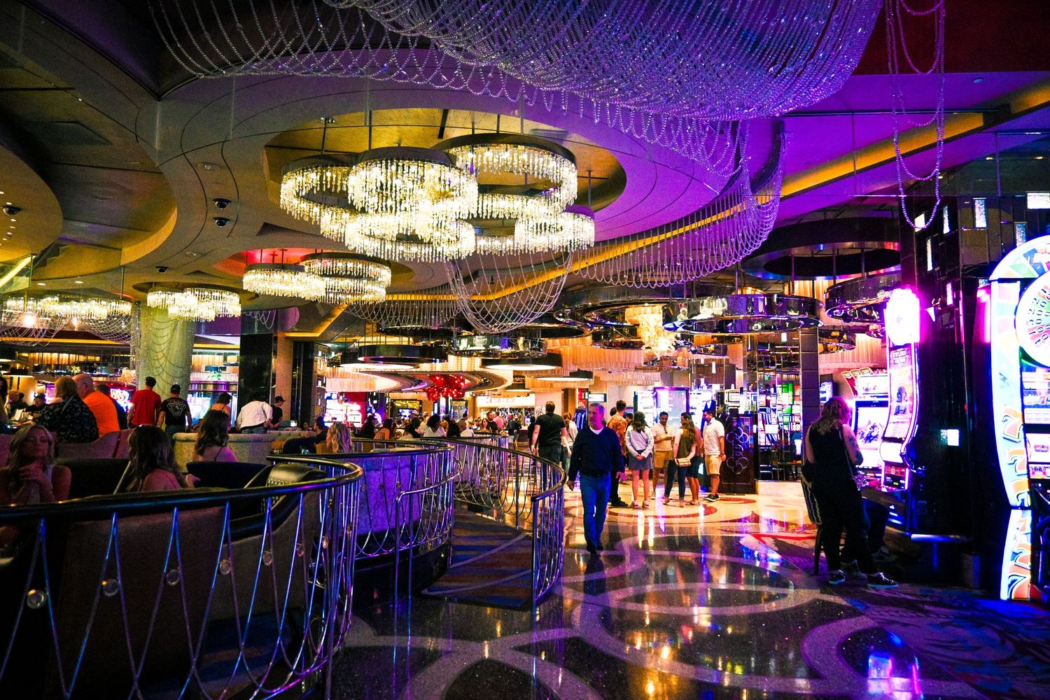 De stijlvolle entree en receptie van restaurant casino Kythorvane